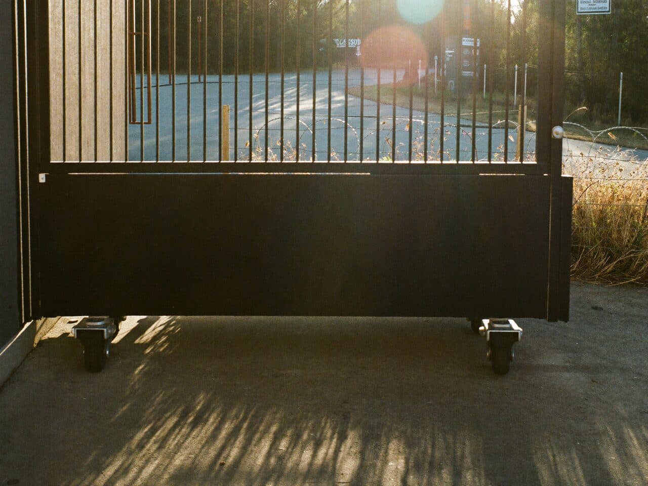 Cantilever & roll gates